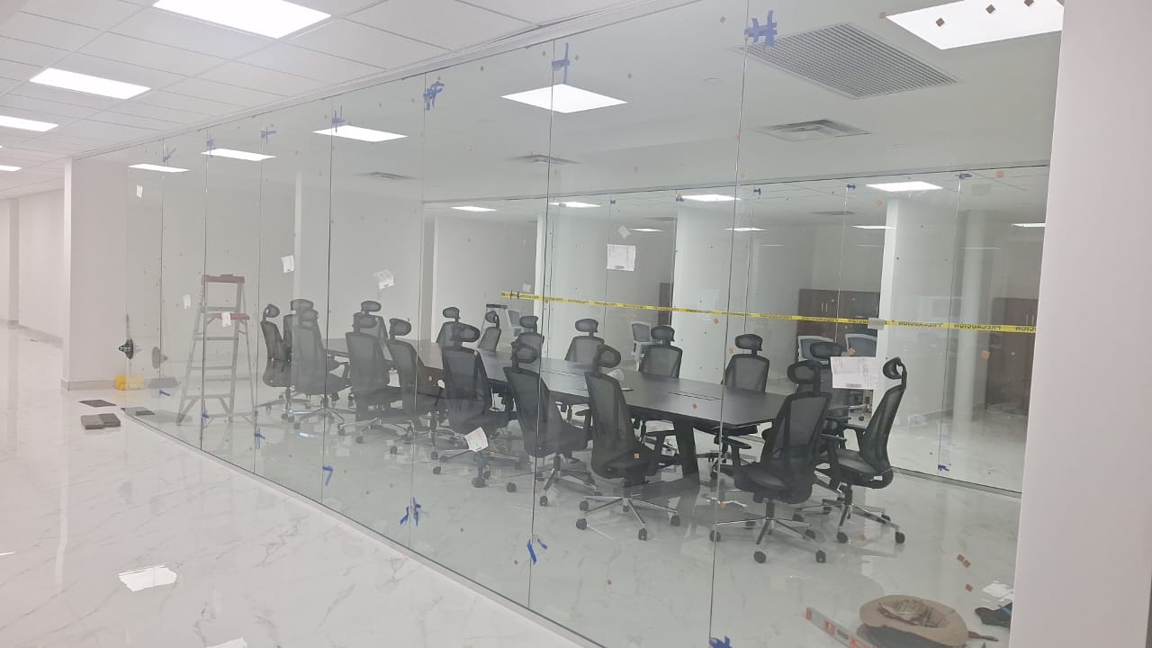 Divisiones y mamparas de cristal para sala de juntas corporativa