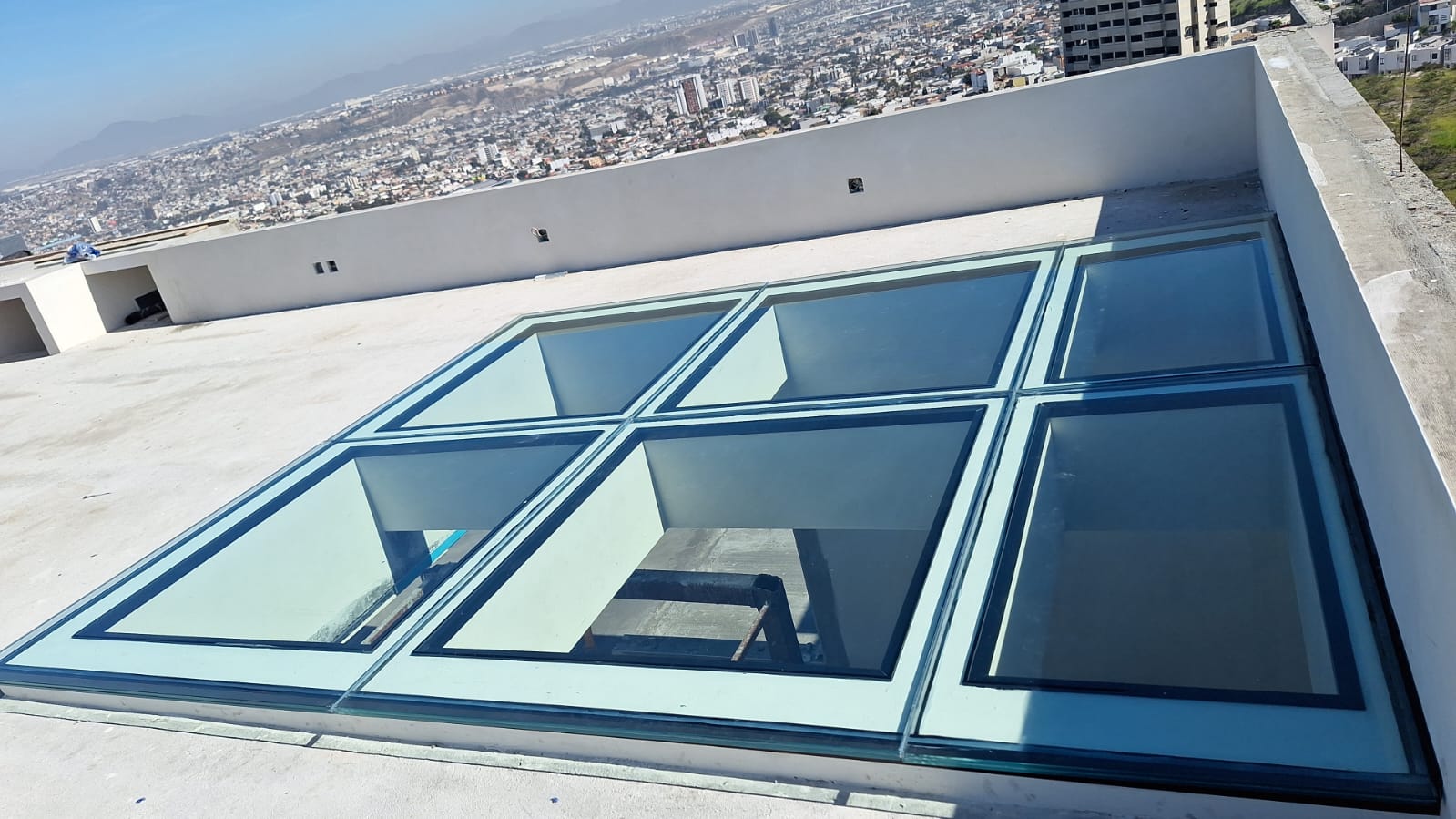 Domo y tragaluz de cristal templado en azotea con vista panorámica