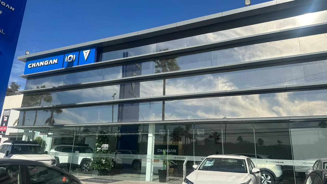 Fachada integral de cristal templado y aluminio para showroom comercial