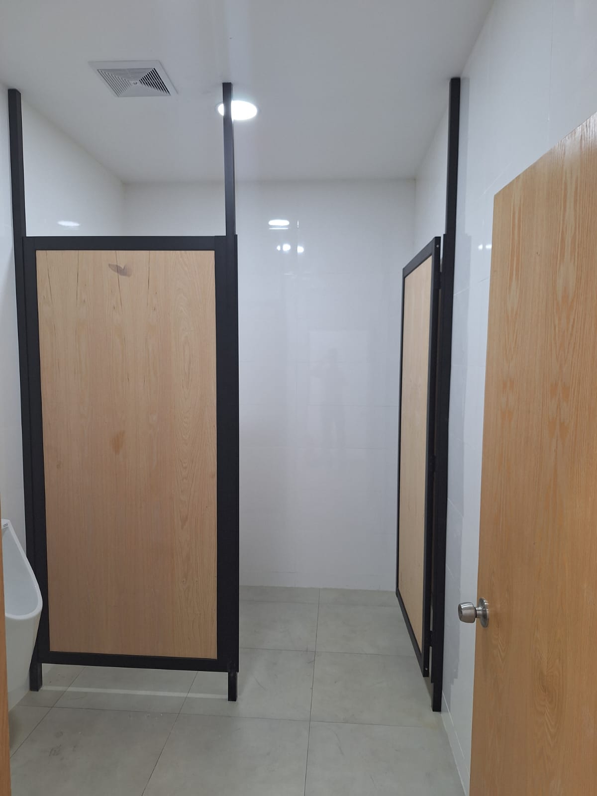 Mamparas y divisiones sanitarias de baño comercial