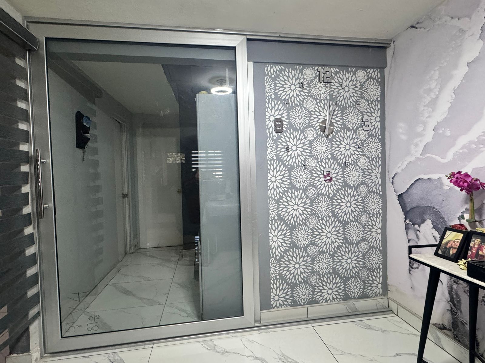 Puerta corrediza de paso en aluminio con cristal satinado decorativo