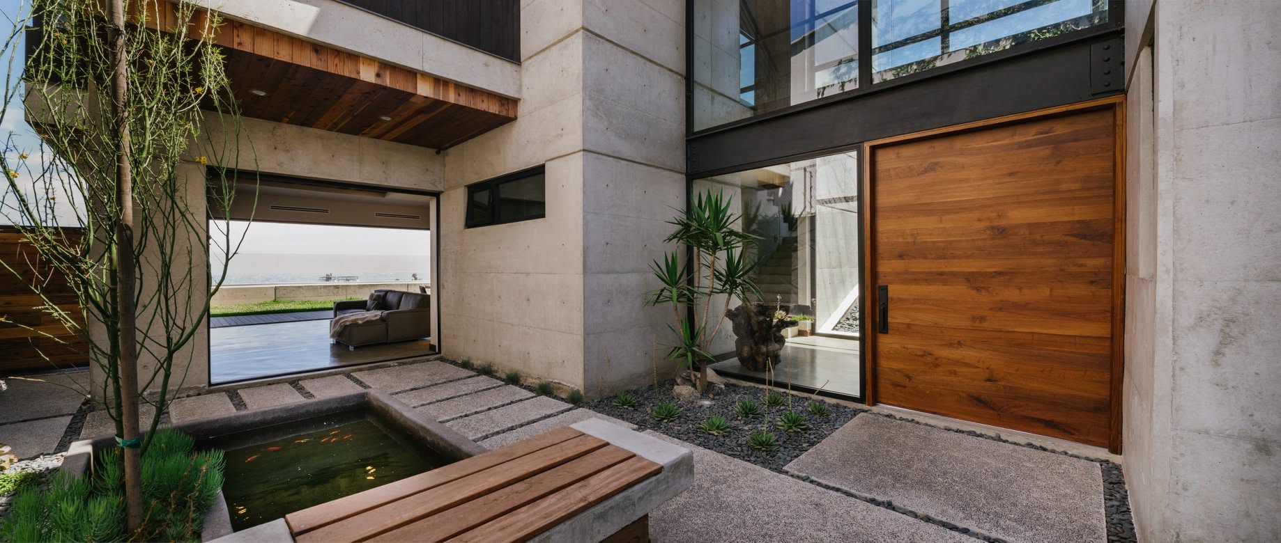 Puerta principal de aluminio residencial en Tijuana