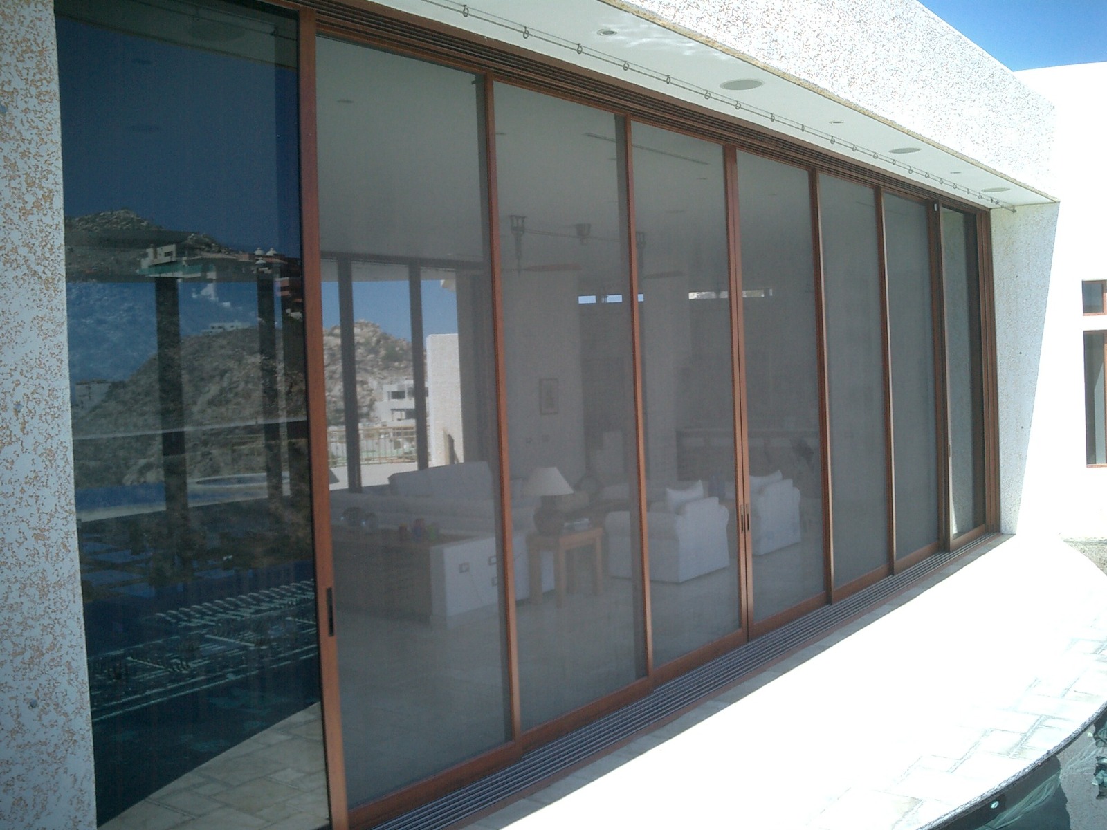 Sistema de puertas corredizas empotrables de gran formato