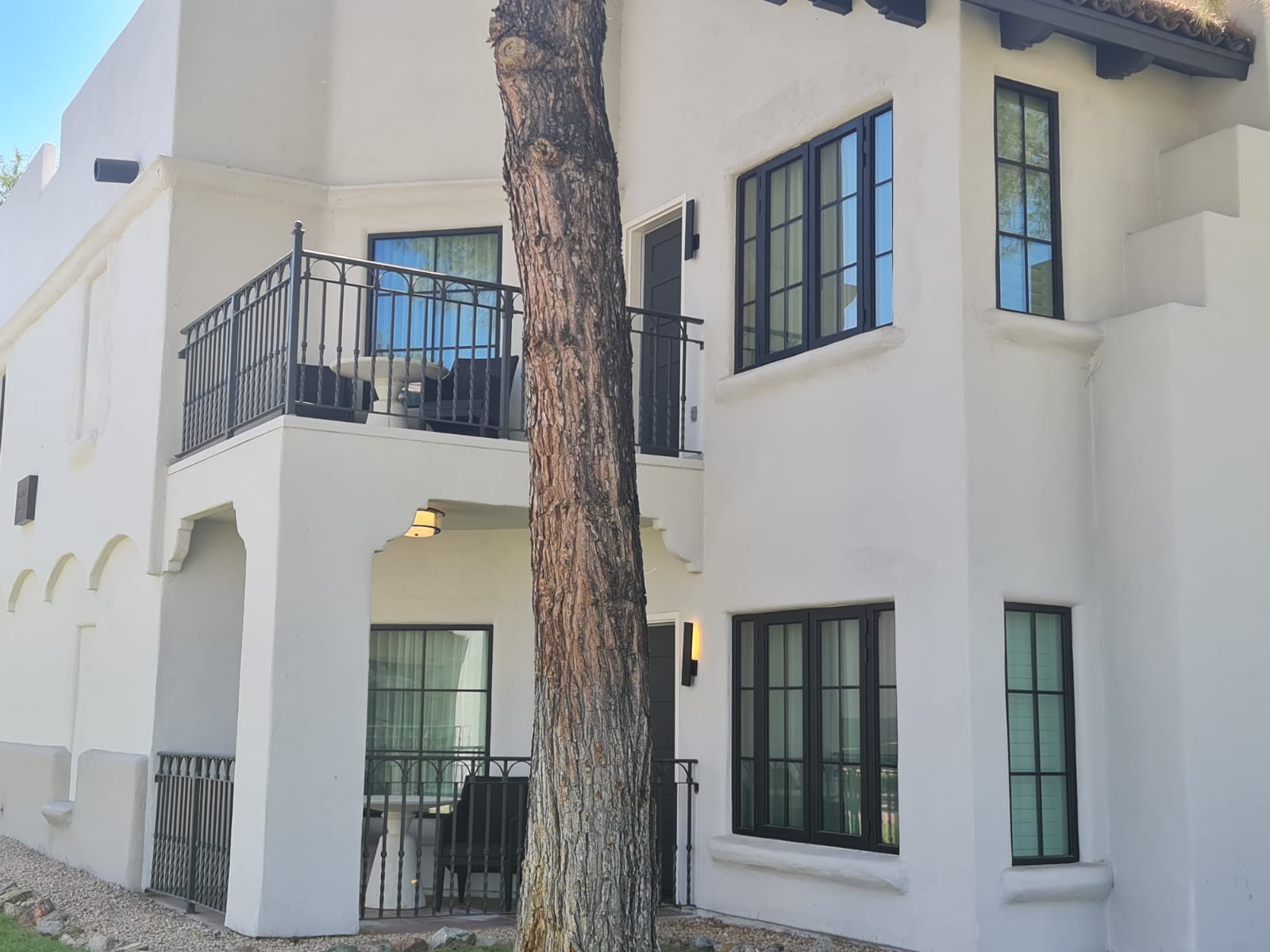 Ventanales con herrería perimetral y balcones