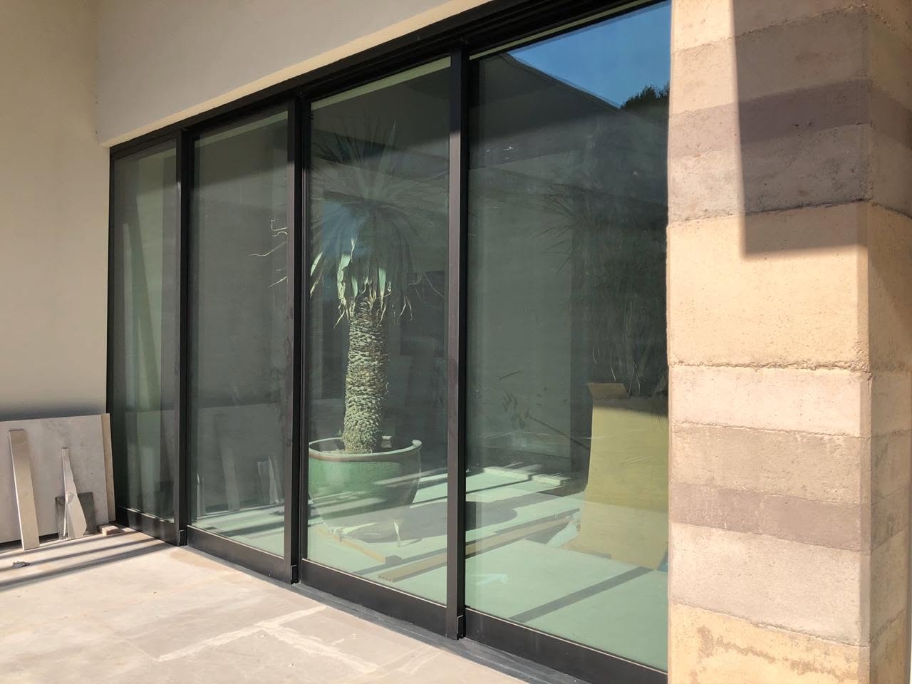 Puertas corredizas de 4 hojas en aluminio negro para terraza