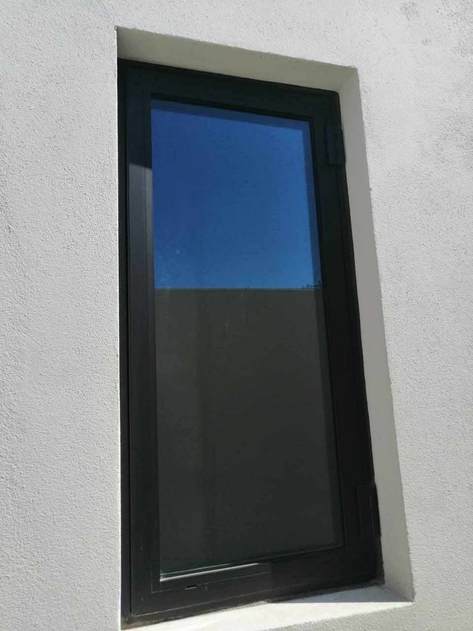 Ventana proyectable en aluminio negro